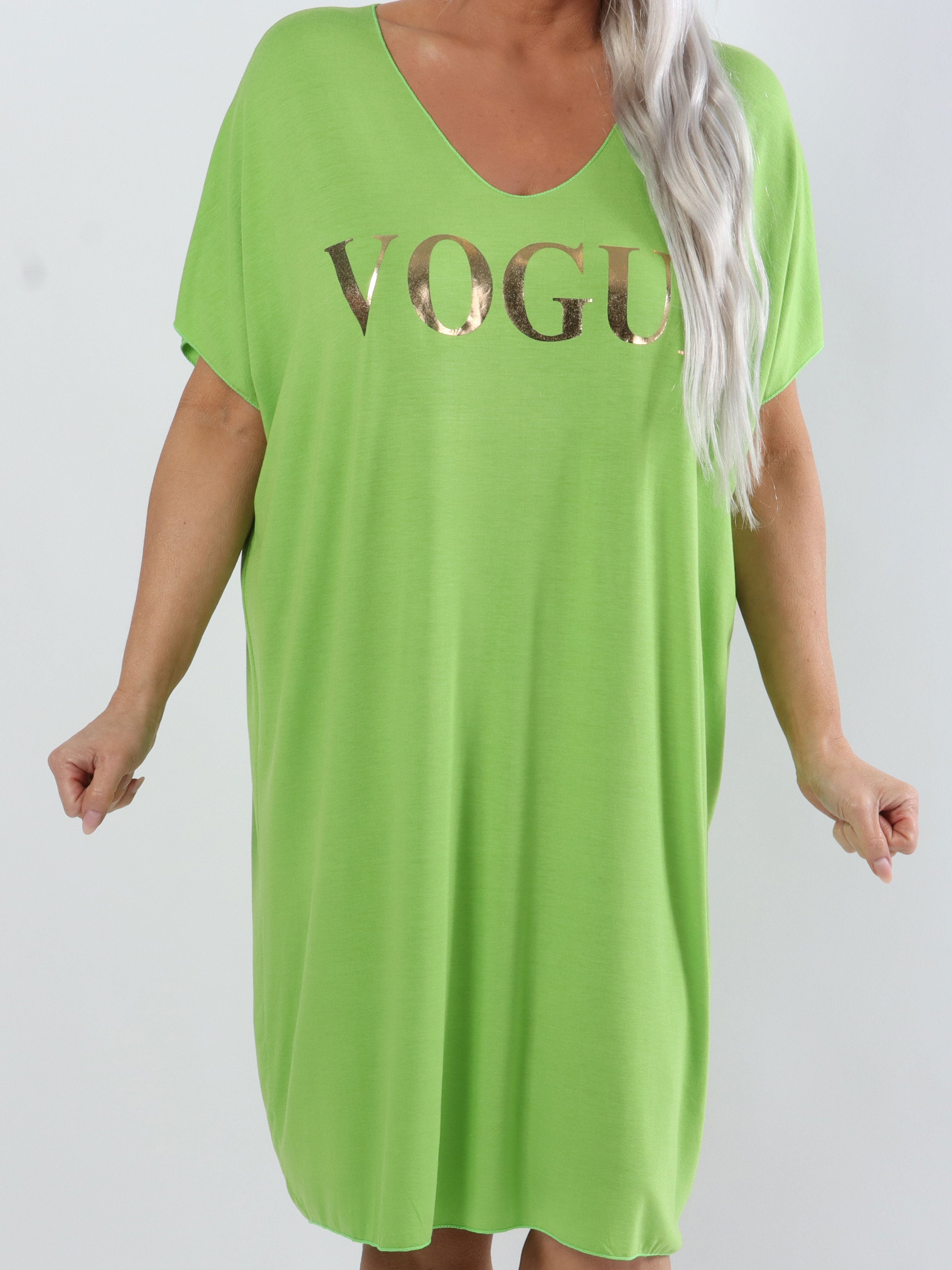 Vogue - Plus size t-shirt klänning i viskos med guldskrift